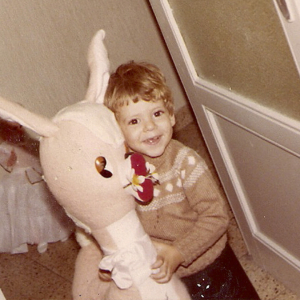 Sergio y su caballo (de peluche)